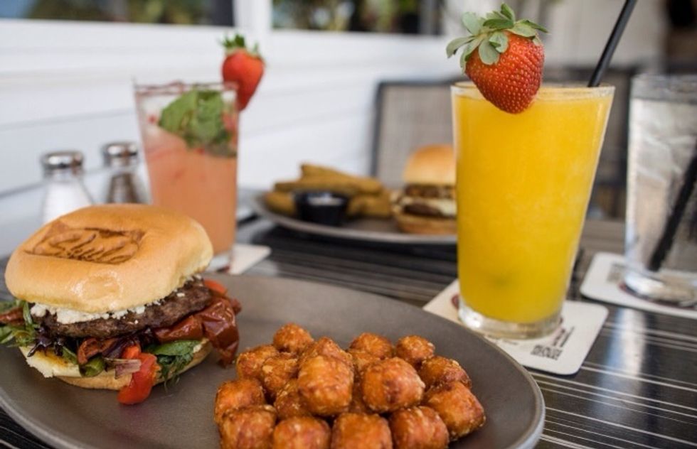 Plato Principal: Mi plato principal es el "California Burger"