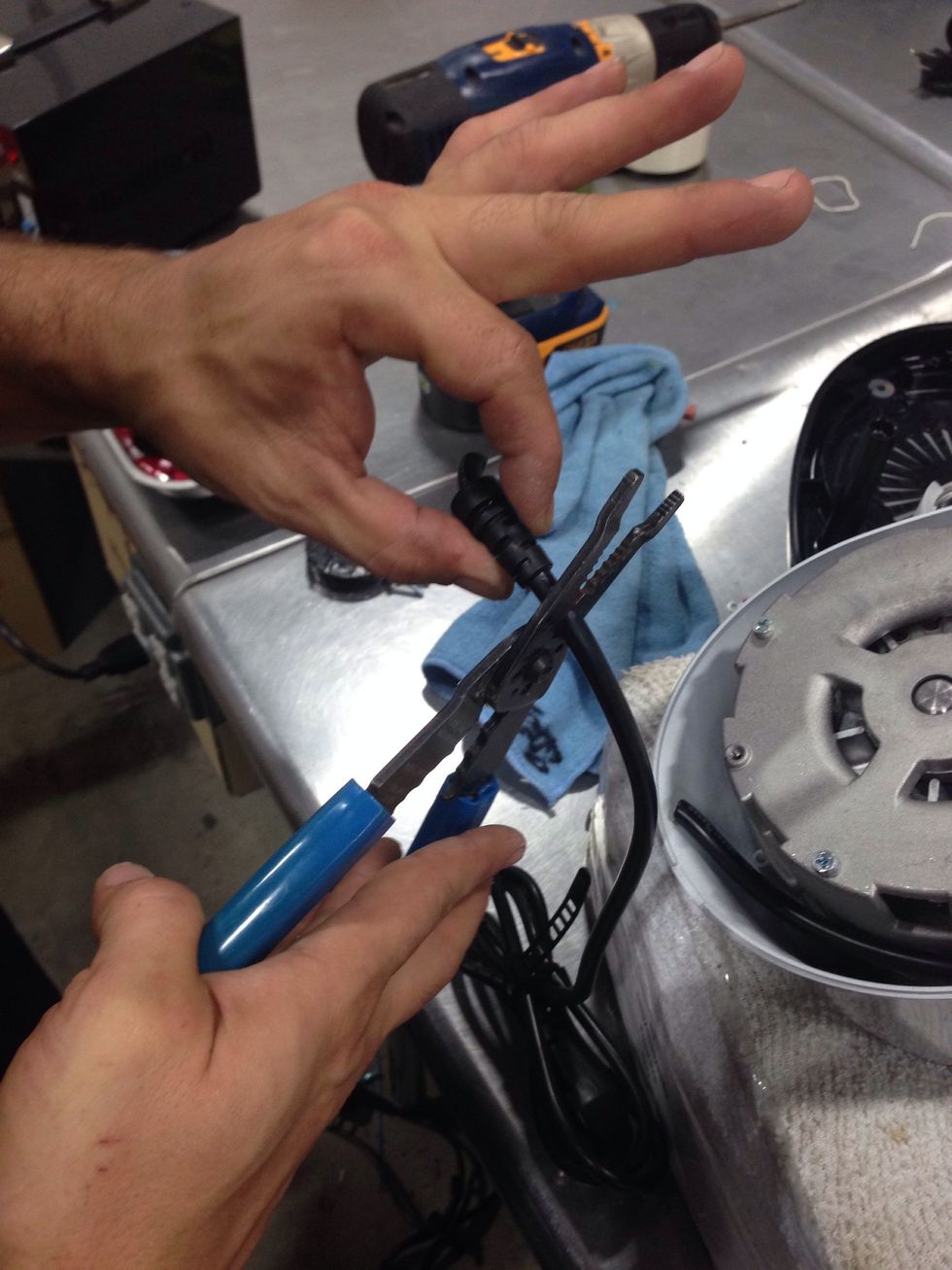 Please note the position of the tension relief while cutting