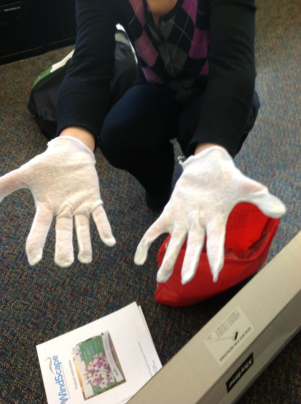 Please wear the white gloves when handling the booth to avoid the booth from getting dirty