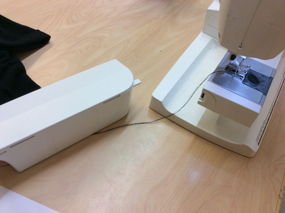 Plocka bort l\u00e5dan p\u00e5 symaskinen.