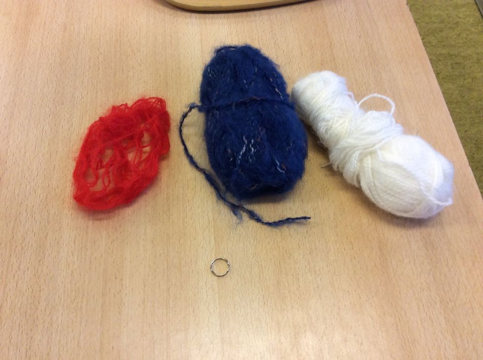 Plocka fram garn och en nyckelring. Du kan ha upp till 7 f\u00e4rger.