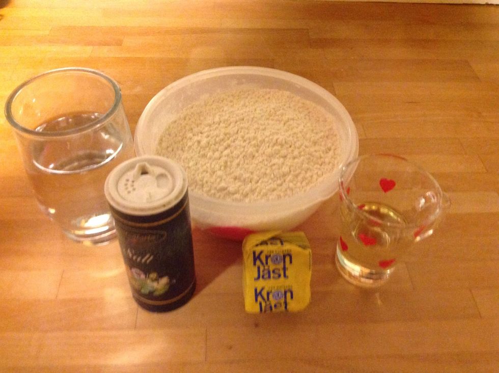 Plocka fram ingredienserna till pizzadegen. Take the ingredients to your pizza dough.