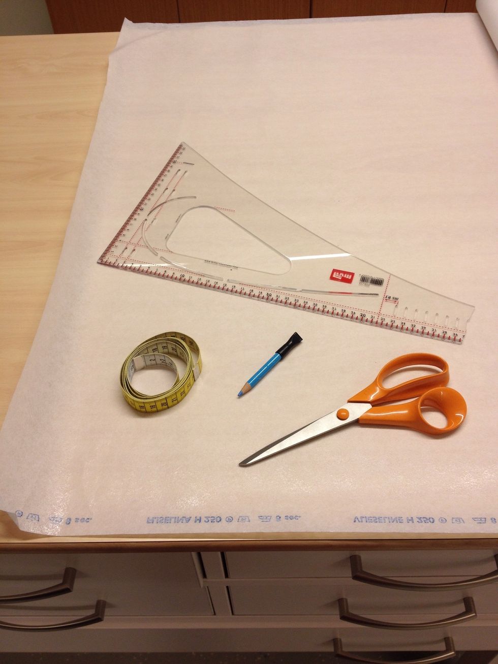 Plocka fram vliselinet, linjal, m\u00e5ttband, sax och tygpenna.