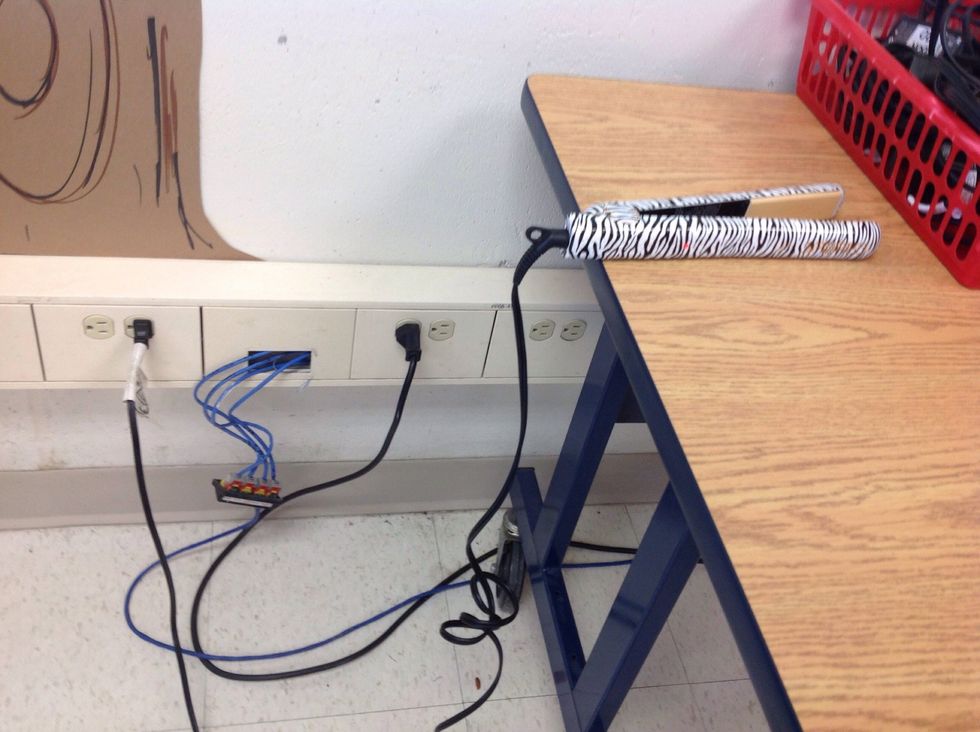 Plug in the straightener and turn it on.