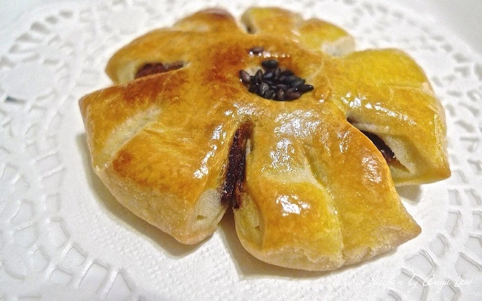 Plum Blossom Mooncake not just look good but taste great especially when JUST out from the oven.