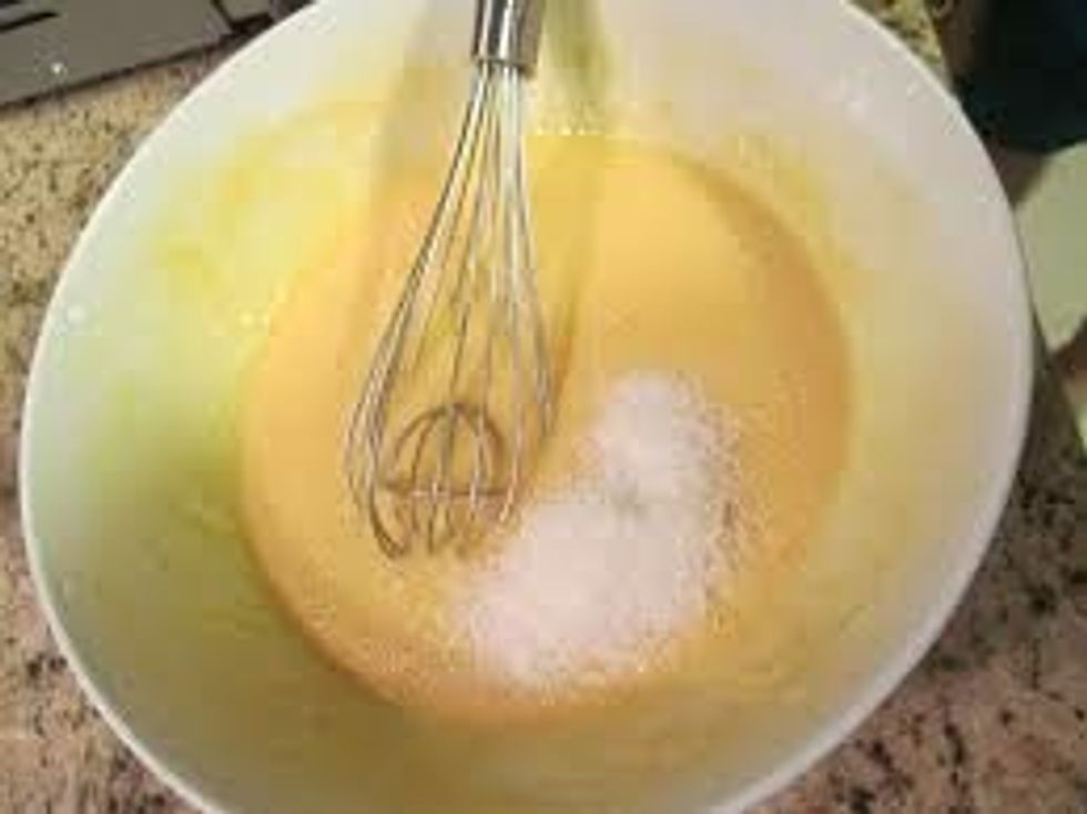 Plus tard on doit melanger le coco, le sucre, le beurre et les oeufs. Versez ce m\u00e9lange sur la p\u00e2te et mettez au four pour 30 minutes.