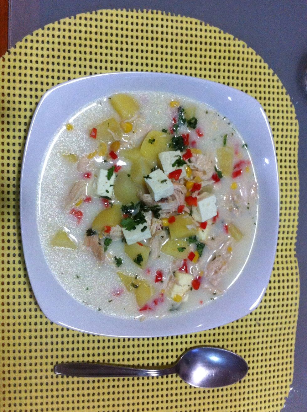 Po \u00faltimo, coloque en la superficie, dados que queso, y deje caer una fina lluvia de cilantro y aj\u00ed, que dar\u00e1n, sabor, color y perfume a su plato!