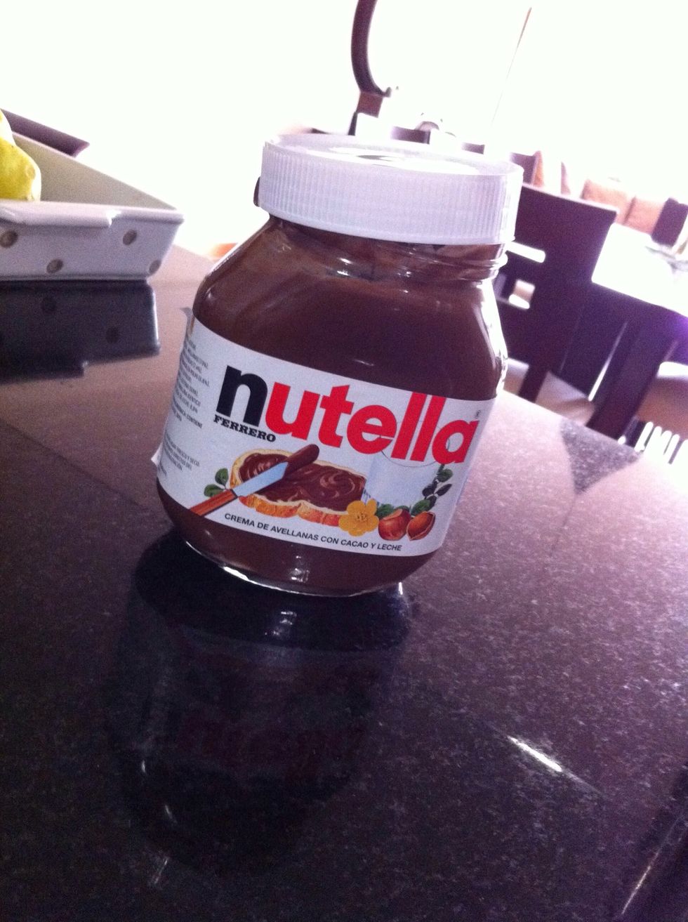 Podemos usar nutella o con el mismo frosting de Philadelphia o buttercream lo tape el chif\u00f3n o torta. Es muy f\u00e1cil de hacer.Luego agarre masa el\u00e1stica la pinte de rosado y la expandi.