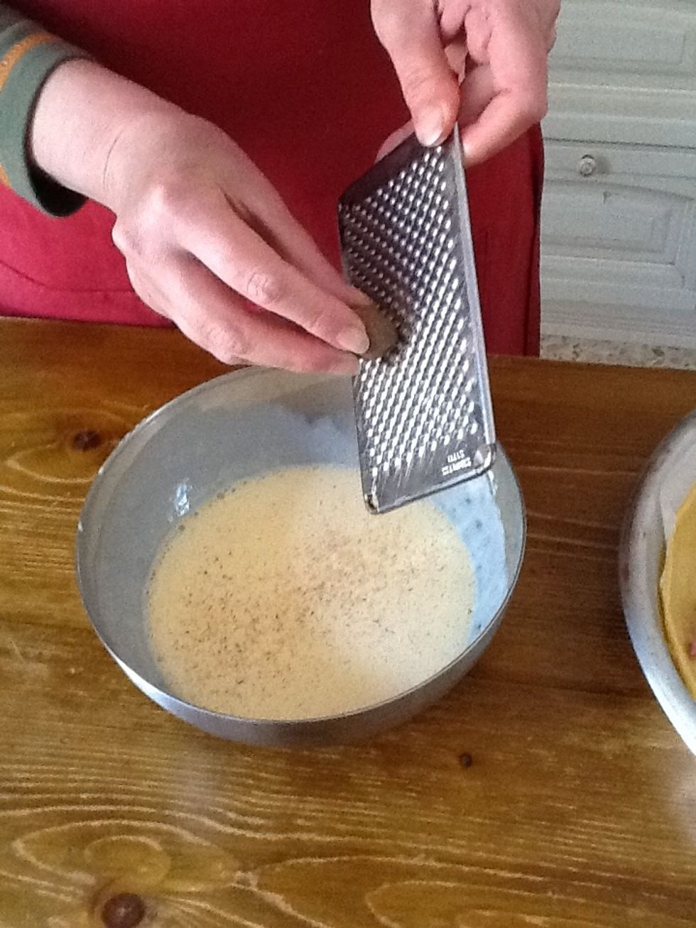 Poivrez l\u00e9g\u00e8rement et r\u00e2pez une petite pointe de noix de muscade.