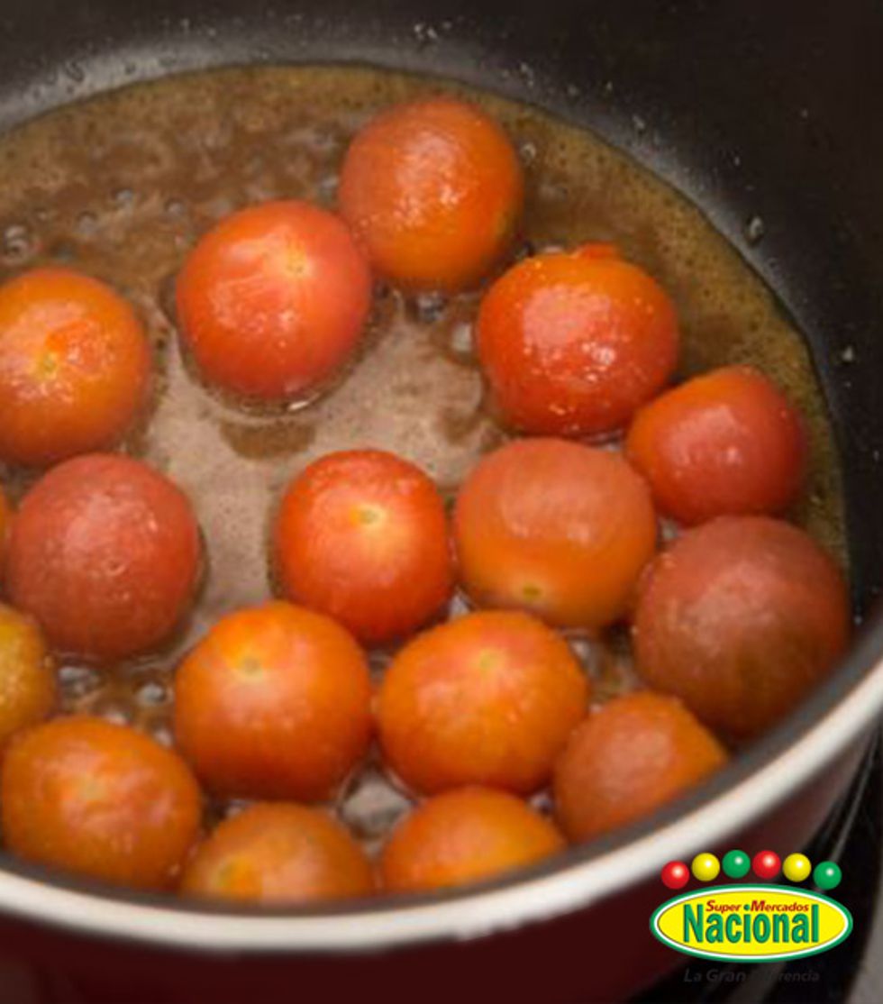 Pon el marinado del pescado en una cazuela, pon los tomates cherry y coc\u00ednalos a fuego medio por un par de minutos. Espolvor\u00e9al con perejil picado. Sirve y acomp\u00e1\u00f1a el pescado con los tomates.