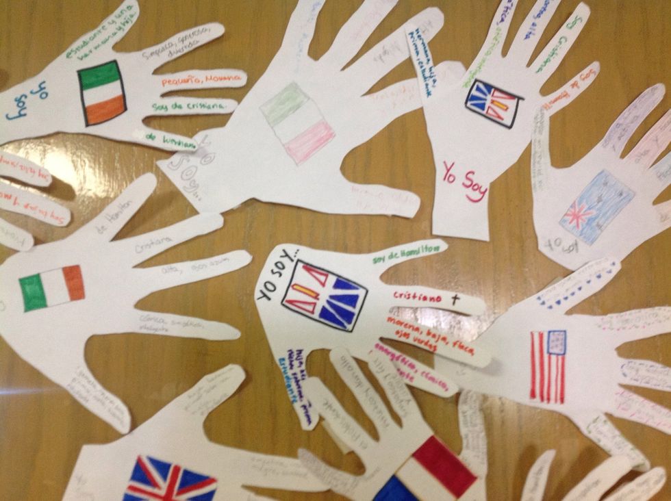 Pon la mano en la puerta o la pared para mostrar la diversidad en tu clase