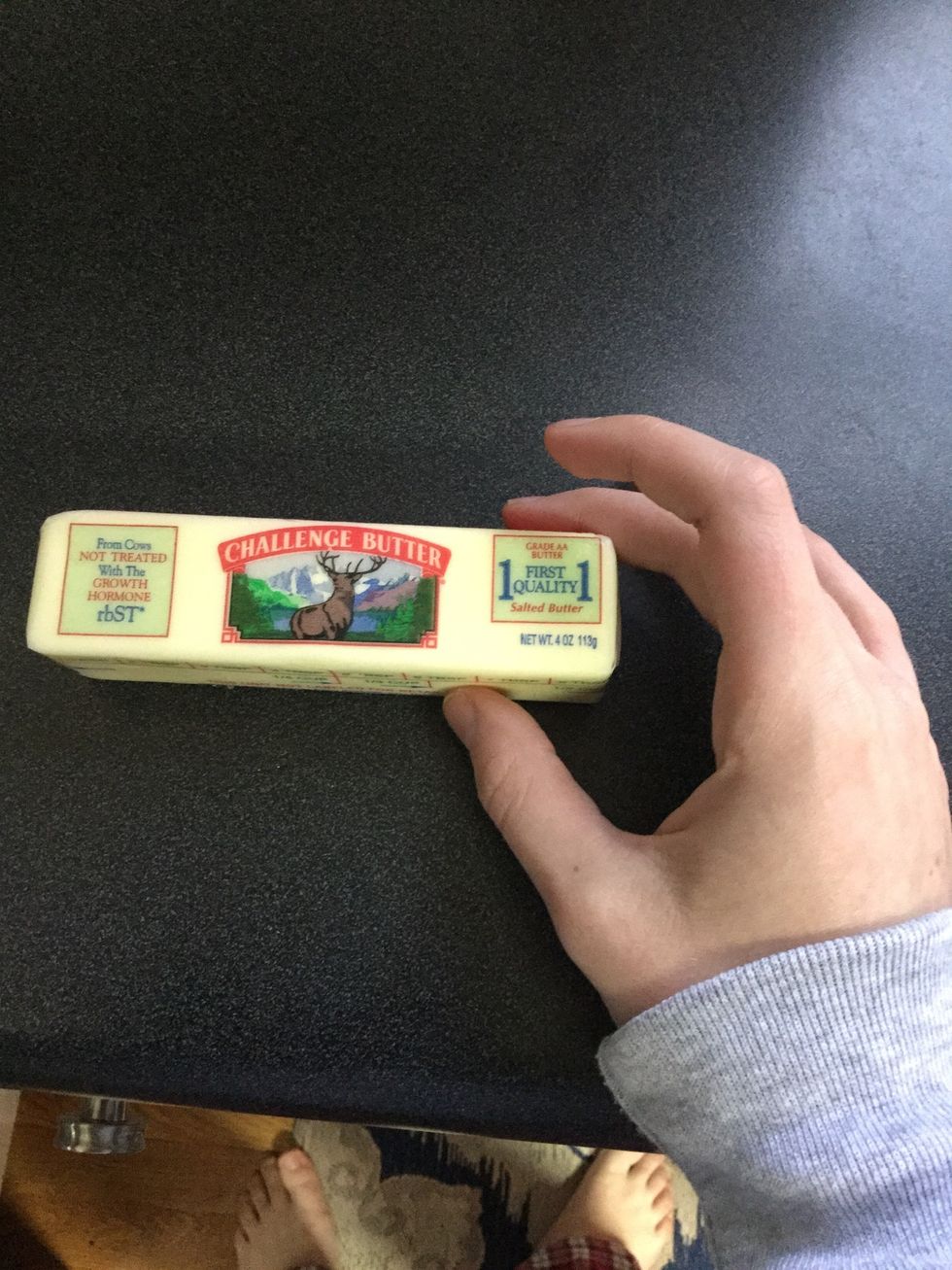 Pon la manteqilla en el mostrador para se ablandar porque s\u00e9ra m\u00e1s f\u00e1cil de romper mas tarde. (ponga, pongamos, pongan)