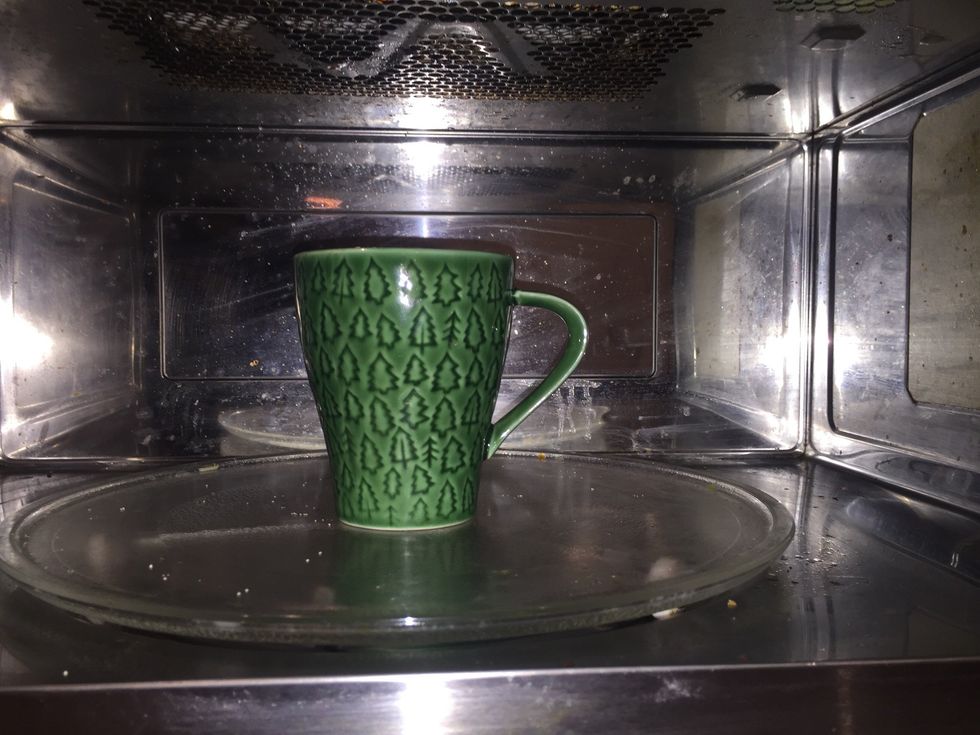 Pon la mezcla en el microondas.