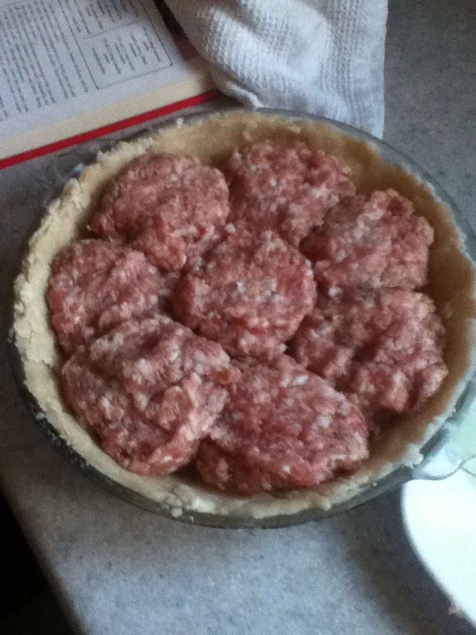 Pon Los huevos con carne picada en la cacerola