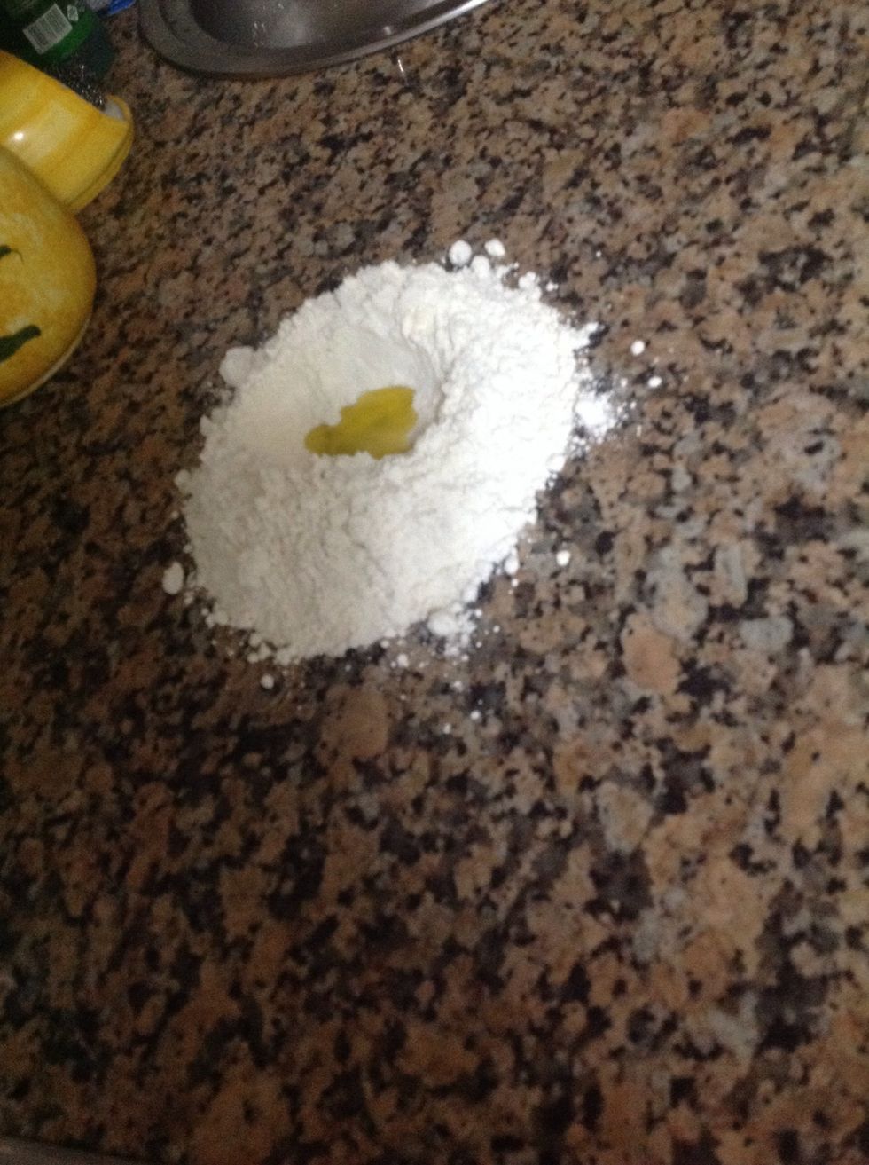 Ponemos en el medio el aceite la sal y el gua poco a poco, asta que la masa no se quede pegada en la mesa