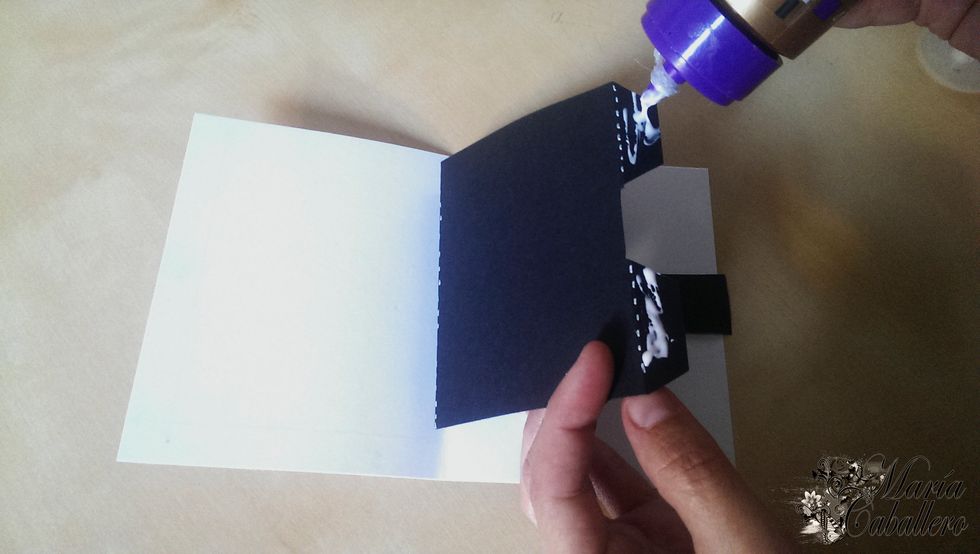 Ponemos pegamento en las dos peque\u00f1as pesta\u00f1as que tenemos, s\u00f3lo ah\u00ed