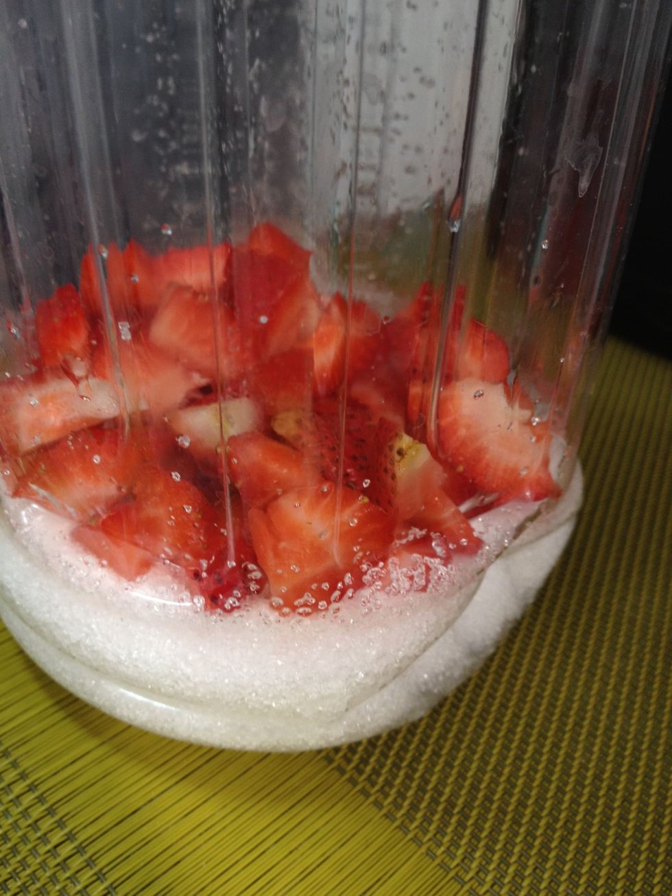 Poner az\u00facar dentro de la botella