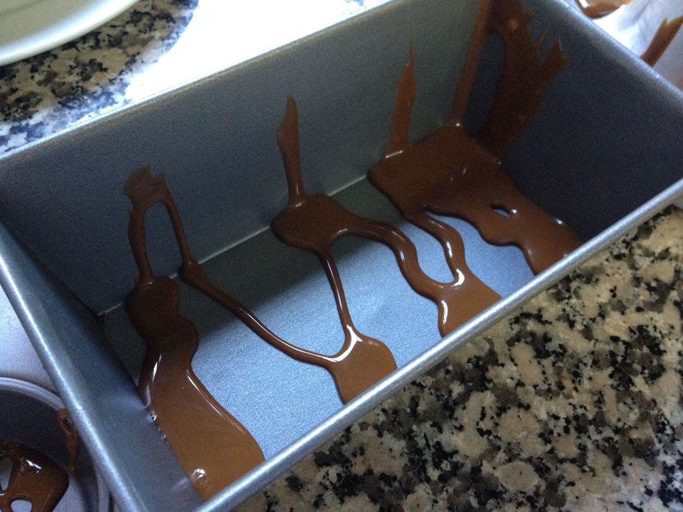 Poner la cajeta en el fondo de los moldes directamente. // Add the caramel in the bottom of the baking pan