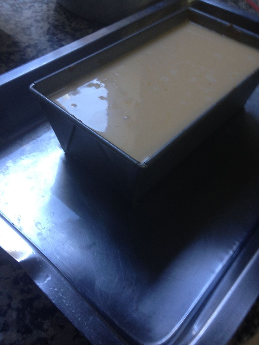 Poner los moldes en una charola con agua.Deben quedar en ba\u00f1o maria// put the baking pan into another recipient with water
