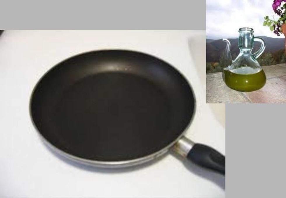 Ponga al fuego una sart\u00e9n con aceite de oliva. Cuando est\u00e9 caliente, eche las patatas y la cebolla.