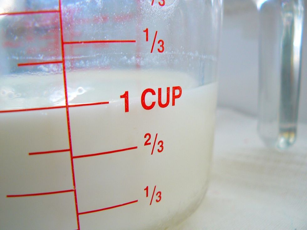 Ponga cada una de las leches en una taza de medidas
