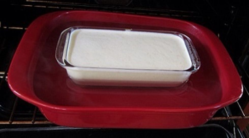 Ponga el pastel en el horno