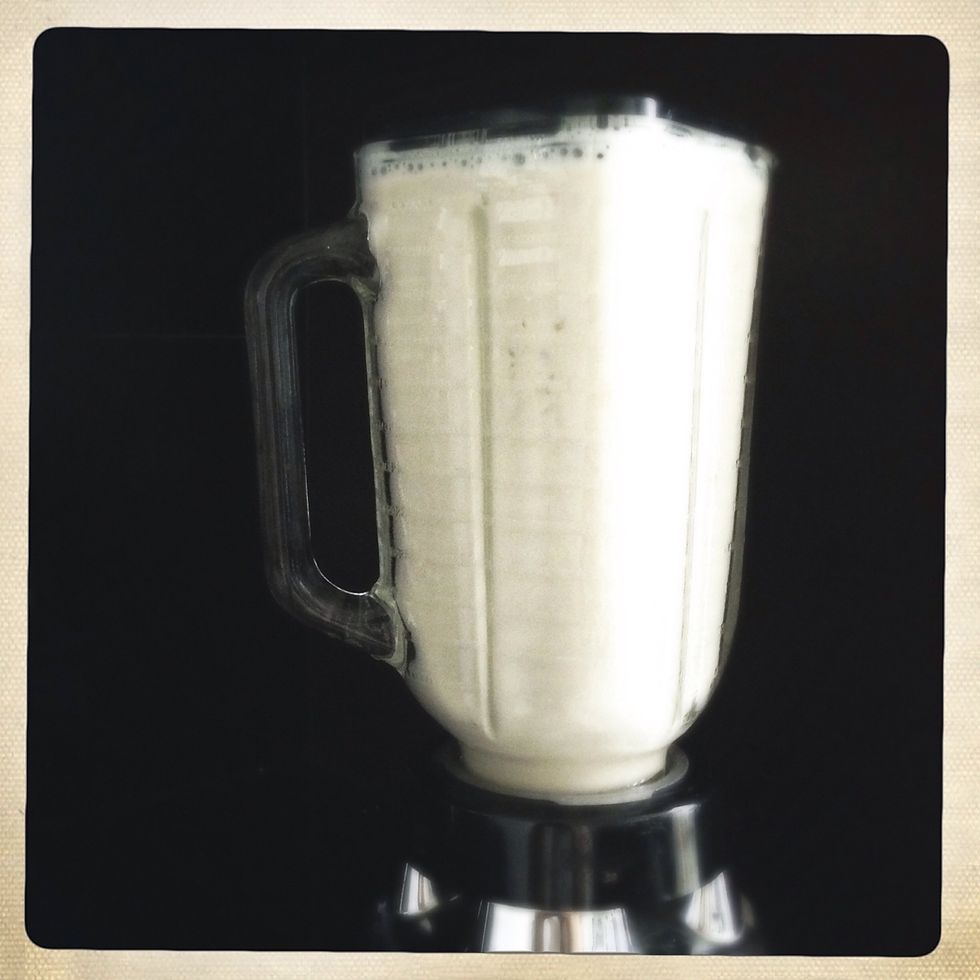 Ponga las leches en una liquadora