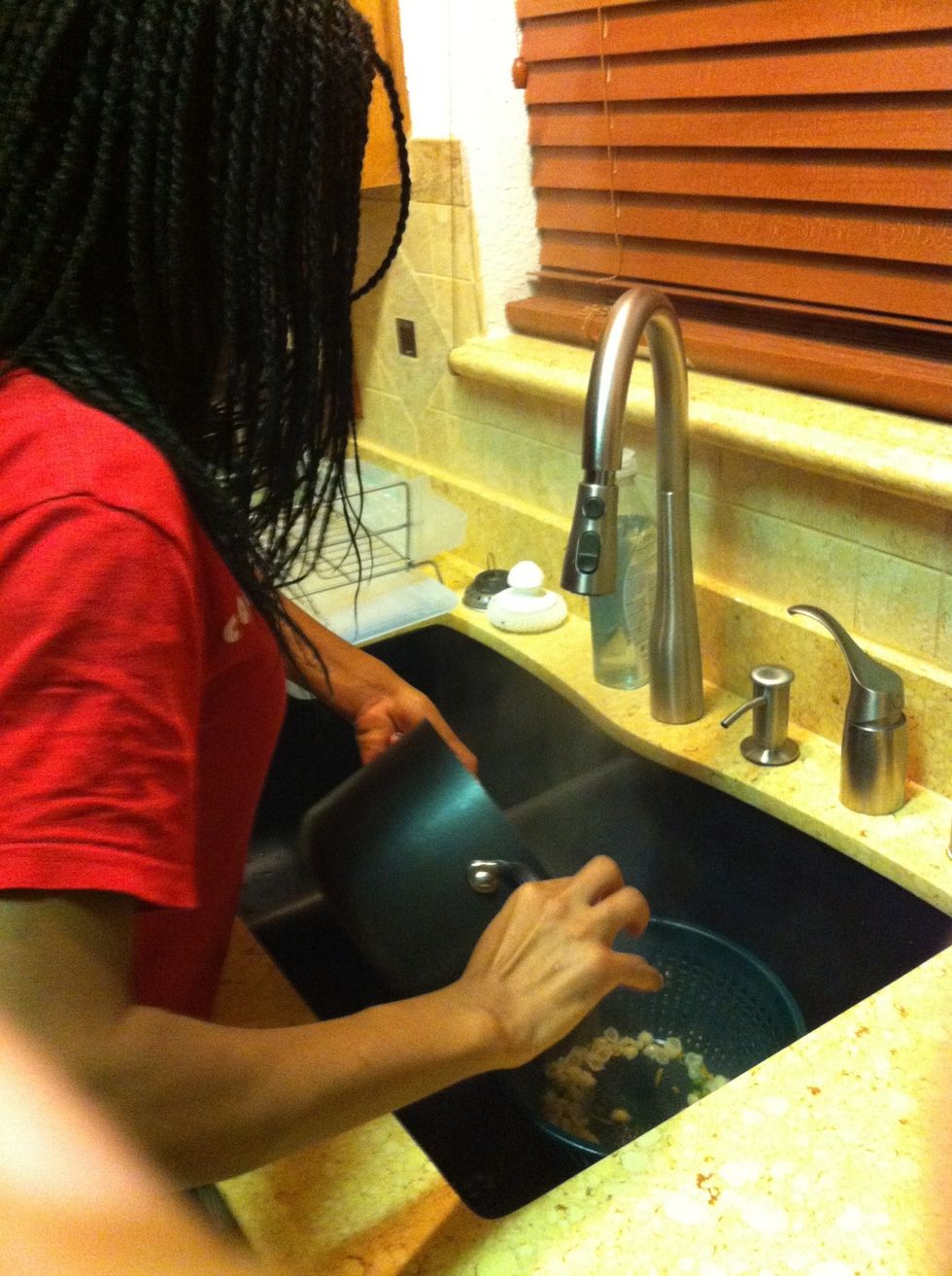 Pongue la pasta colador y enjuagarlo. \u00a1No tires agua!