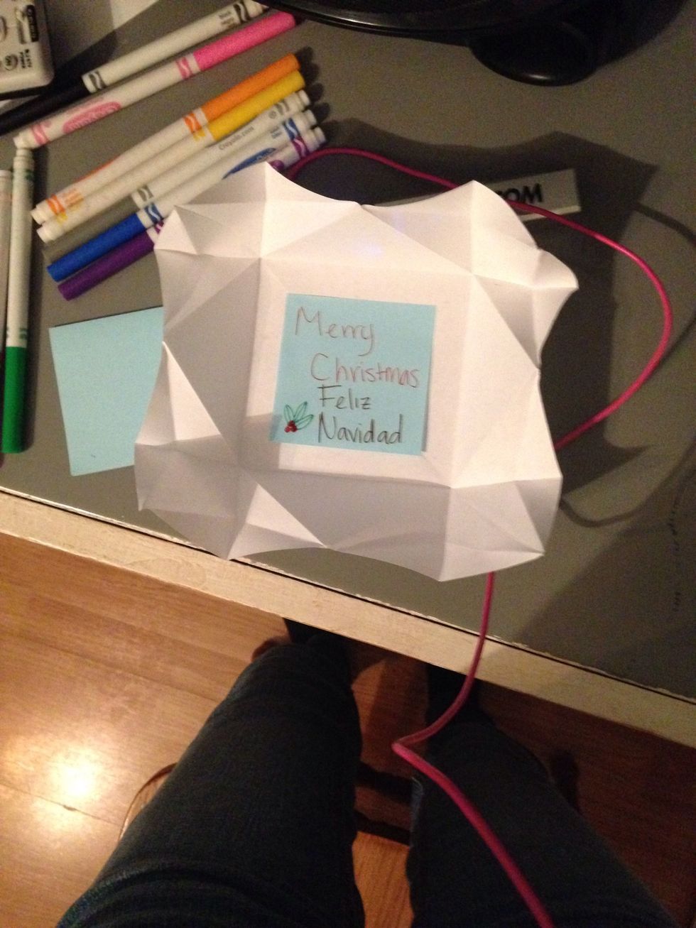 Ponlo en el centro del papel. Put it on the middle of the paper.