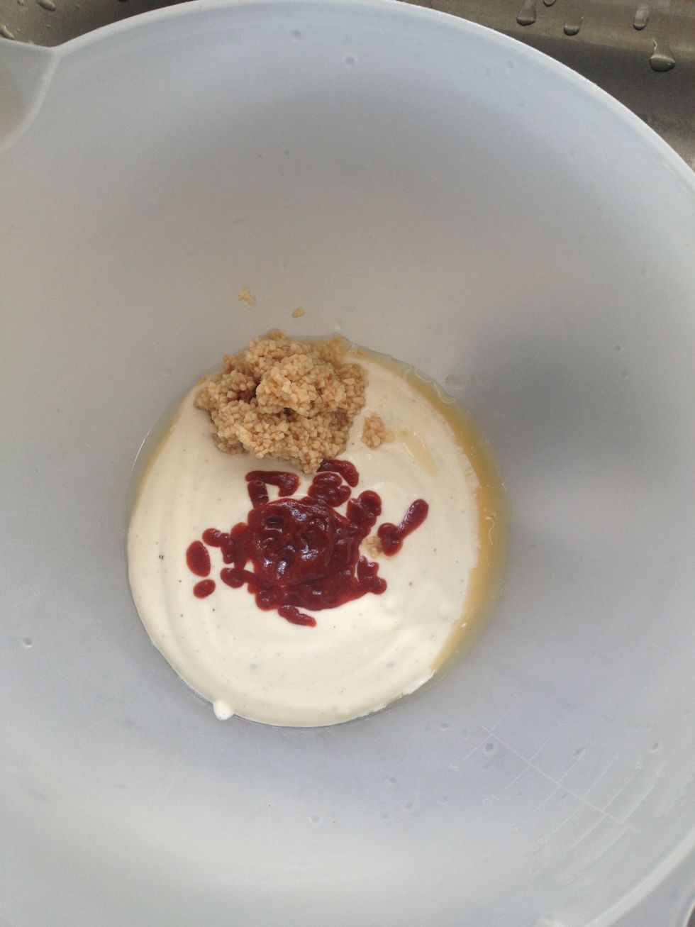 Poor garlic, ranch dressing, and sriracha into bowl and stir