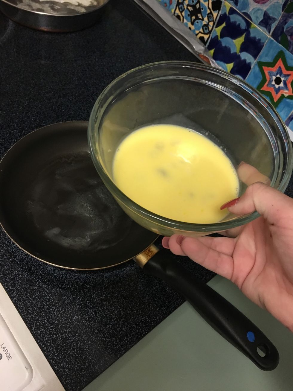 Poor liquid eggs in the pan.