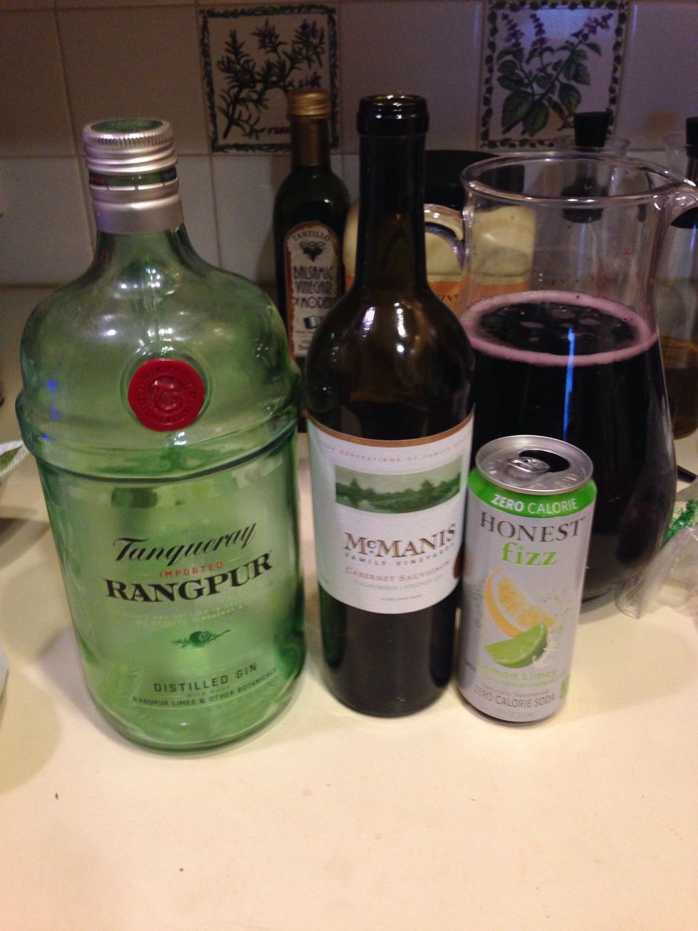 Poor the bottle of wine, soda and gin into a pitcher.