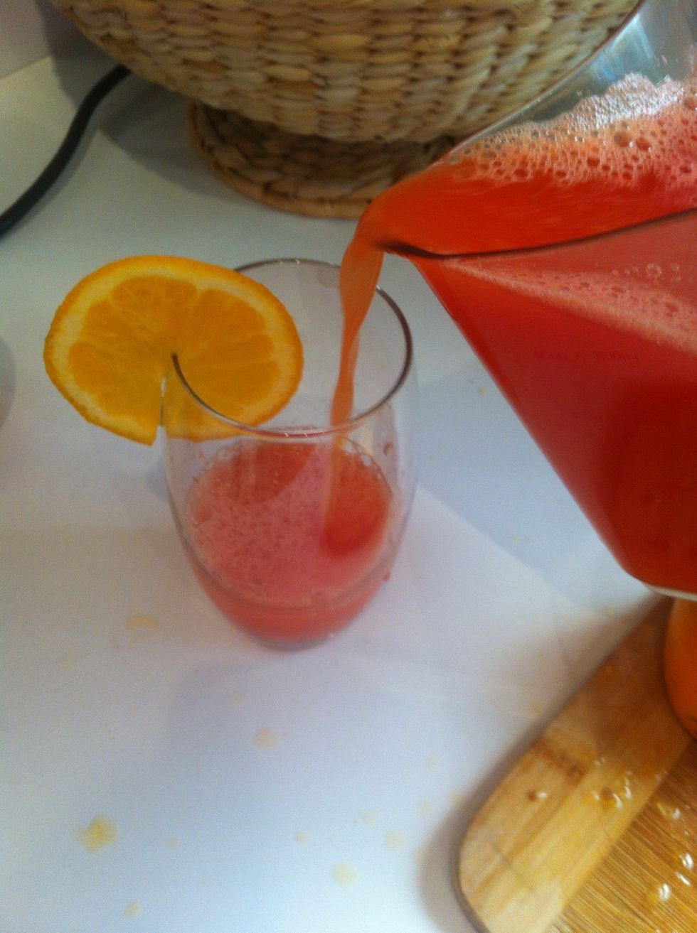 Poor your juice into a glass!