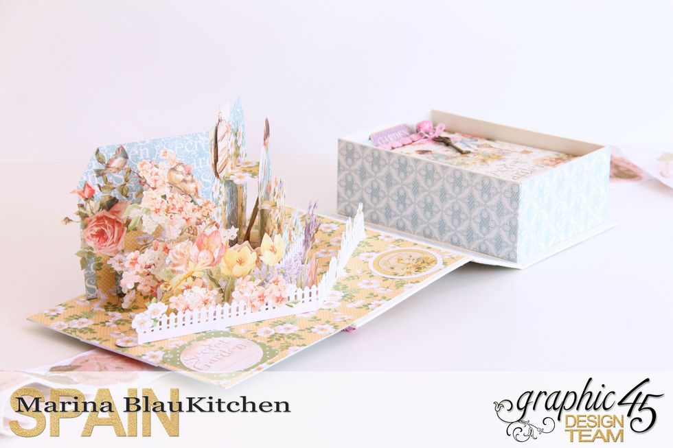 Pop-up opened. Inside the box there is a mini album and two notebooks.