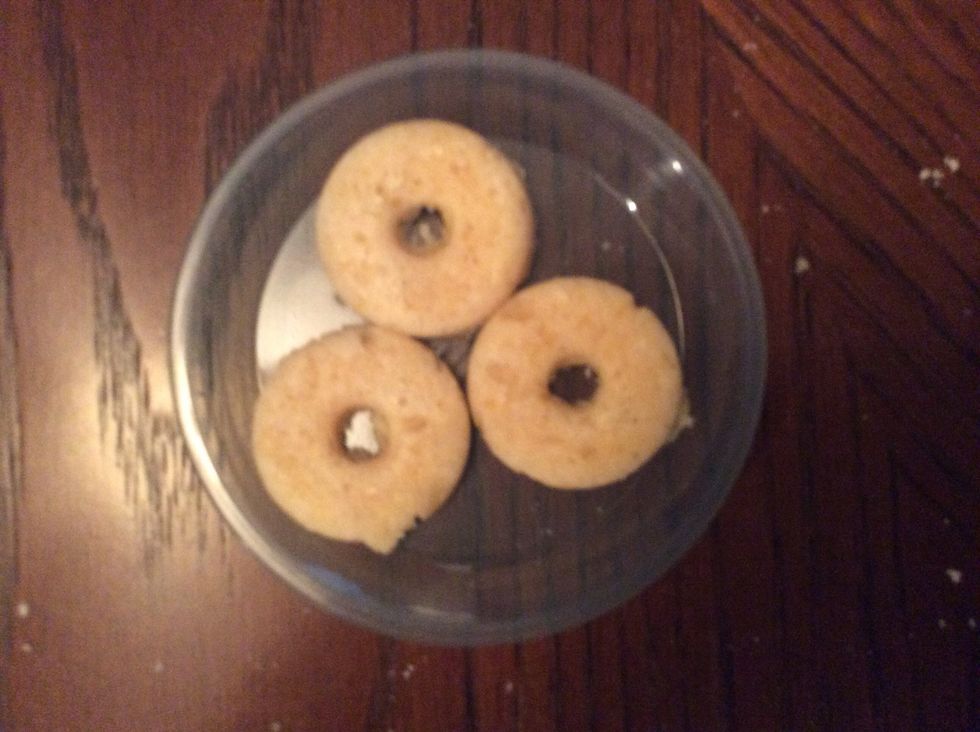 Pop your donuts out of the tray onto your Yummy Nummies plate. \ud83c\udf7d