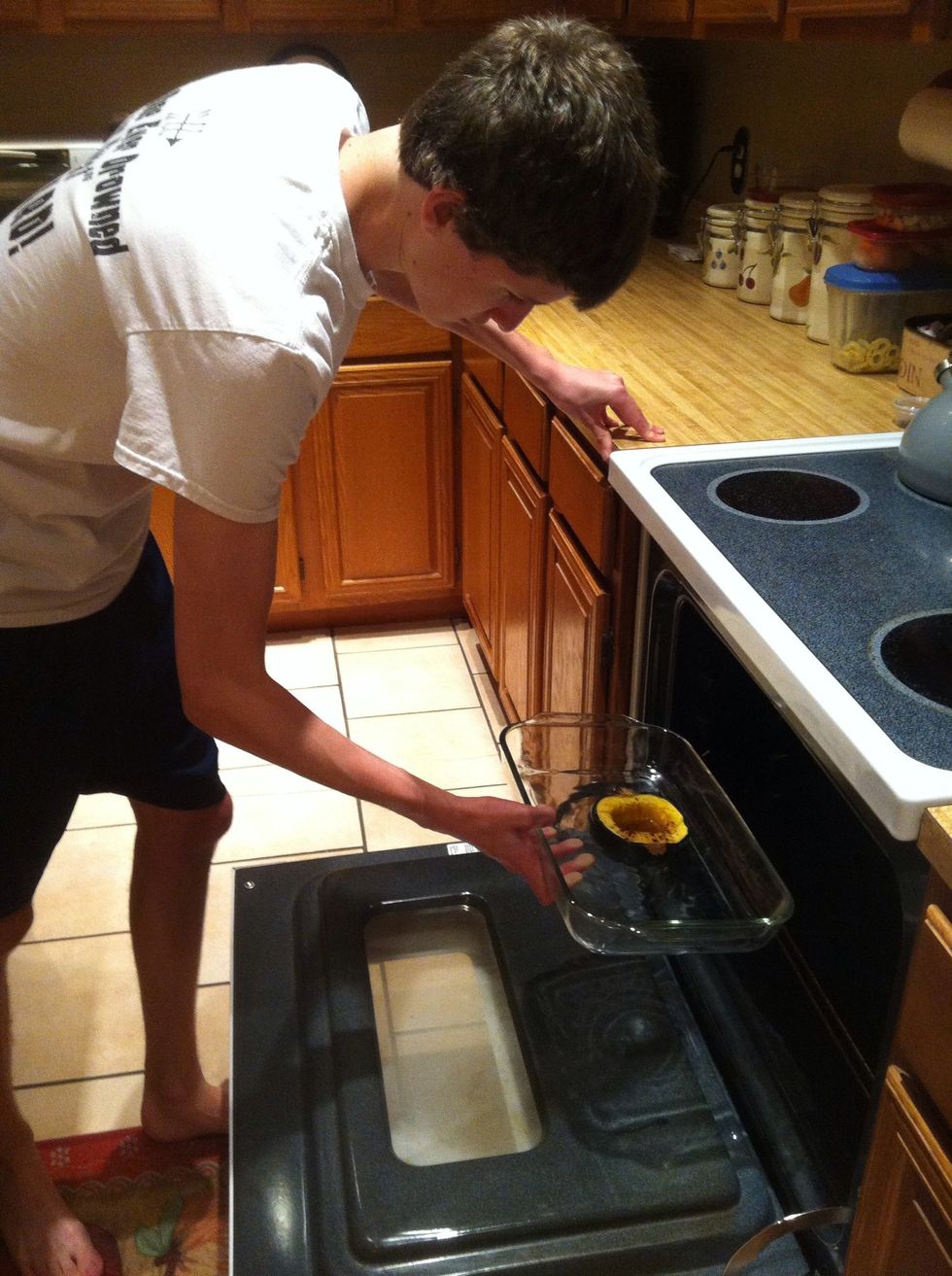 Por fin pon los calabazas de bellota en el horno por treinta minutos. \u00a1No olvida ellos!