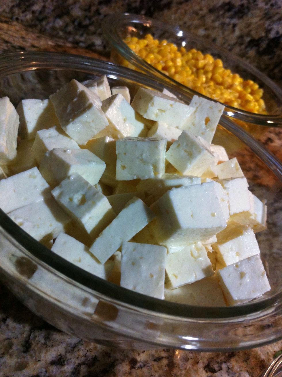 Por \u00faltimo, el queso blanco. Considere conservar peque\u00f1as cantidades de queso blanco, cilantro y aj\u00ed dulce para que en el momento del emplatado, pueda agregar colorido a la vista del comensal!