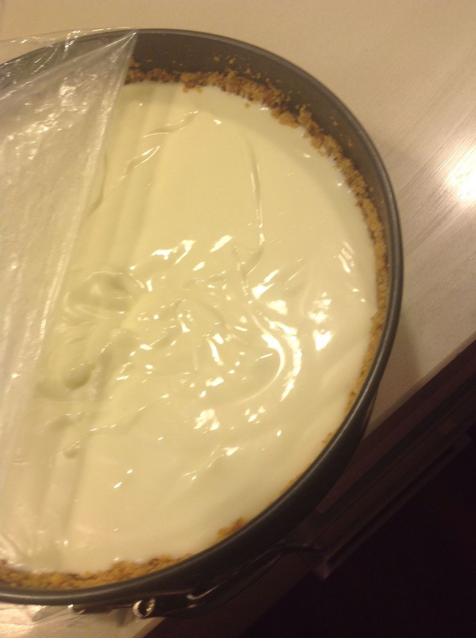 Pore mixture into the biscuit base.