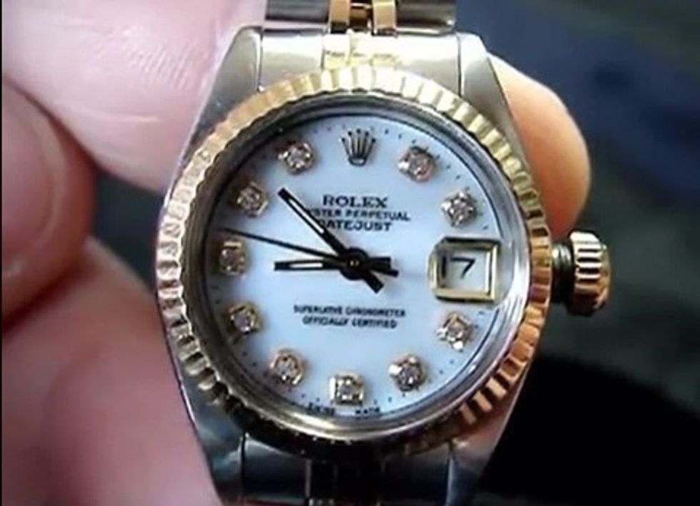 Pos. 2 - Hand winding position: Crown unscrewed counterclockwise to the point where it is free of the screw threads. Manually wind the watch by turning the crown clockwise approx 20-40 full turns.