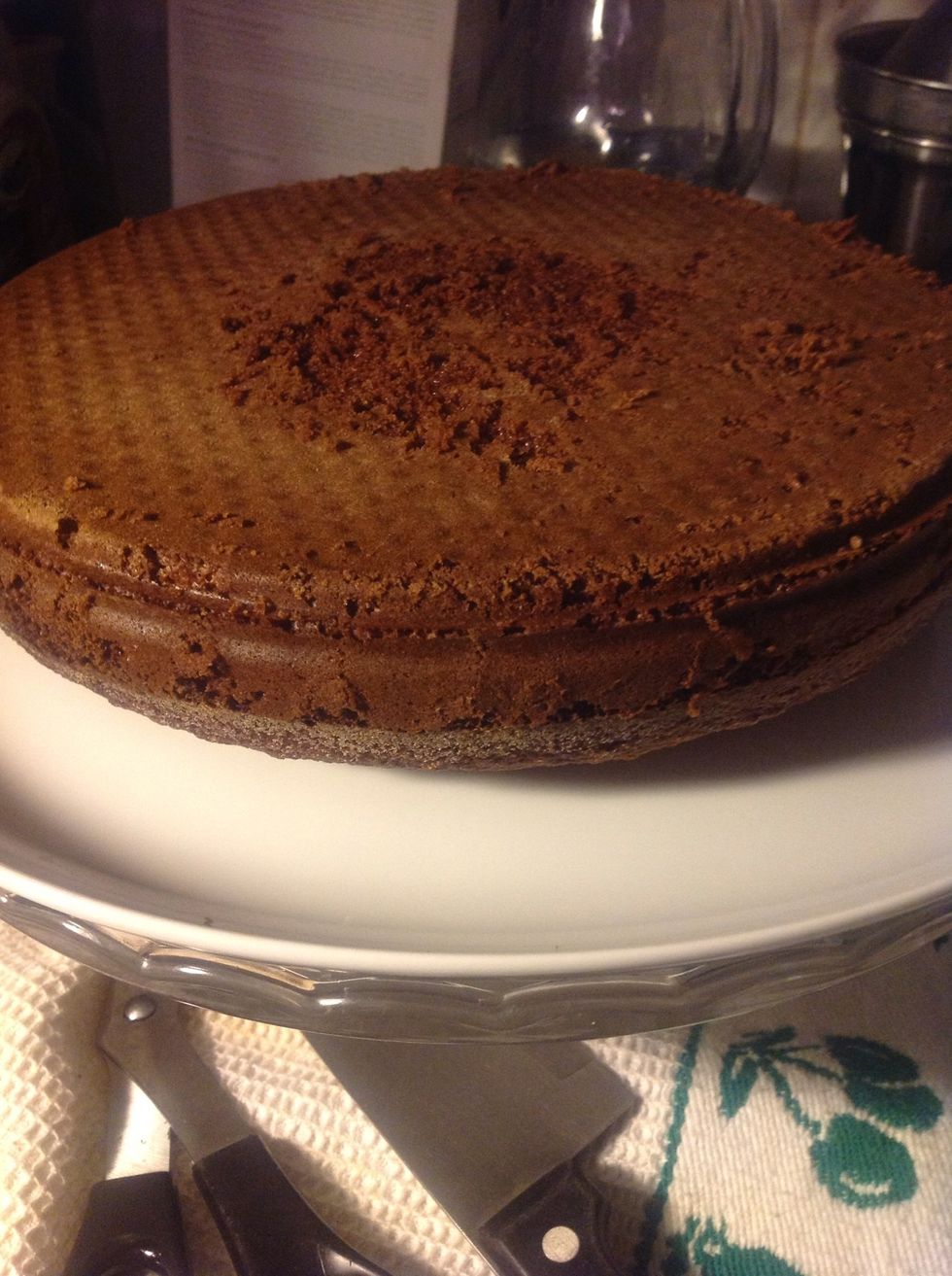 Poser le Gateau a l'enver pour le couper en deux