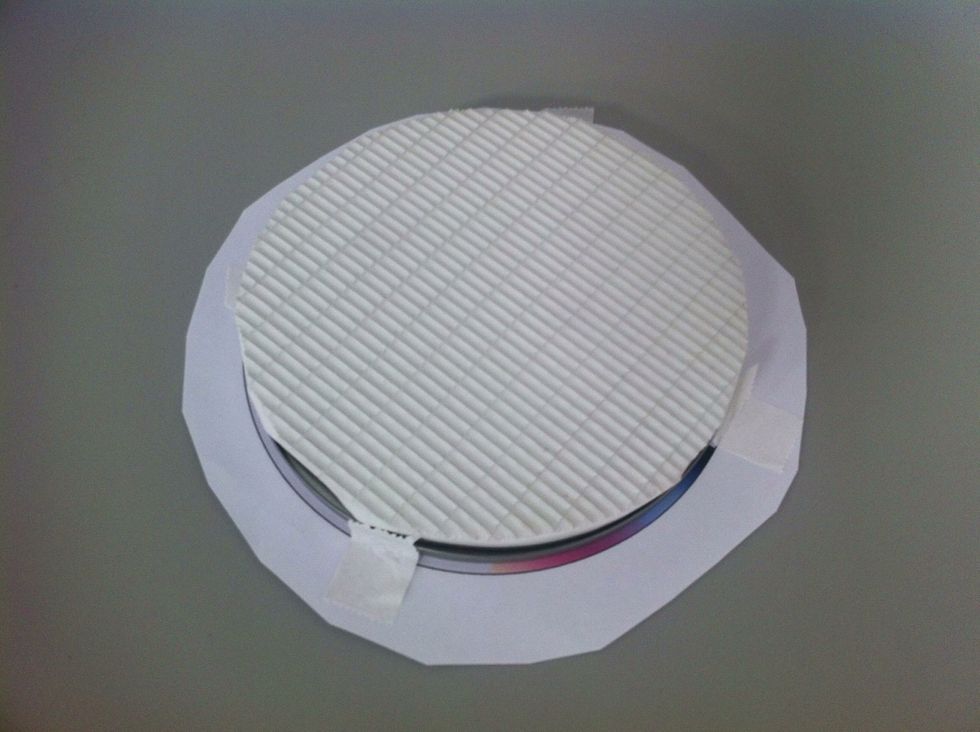 posicionar a base de borracha sobre a tampa da embalagem de CD