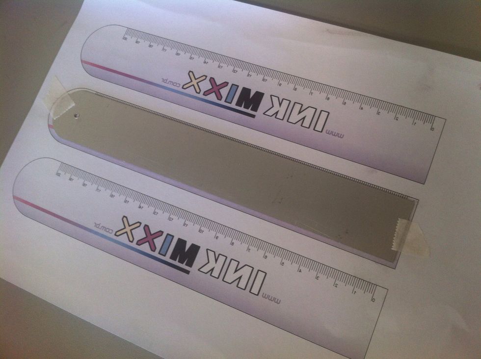 posicione a r\u00e9gua sobre o transfer impresso e fixe com fita crepe