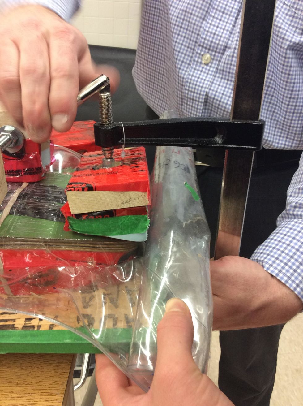 Position Tail Caul as indicated in picture and use F-Clamp press veneers to the mold