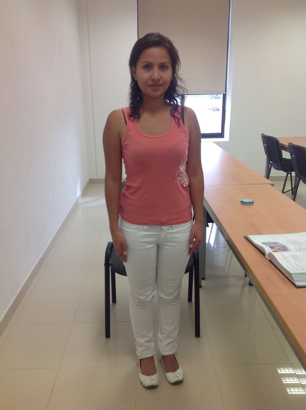 Postura corporal: Observe la postura corporal del paciente en movimiento y en reposo.