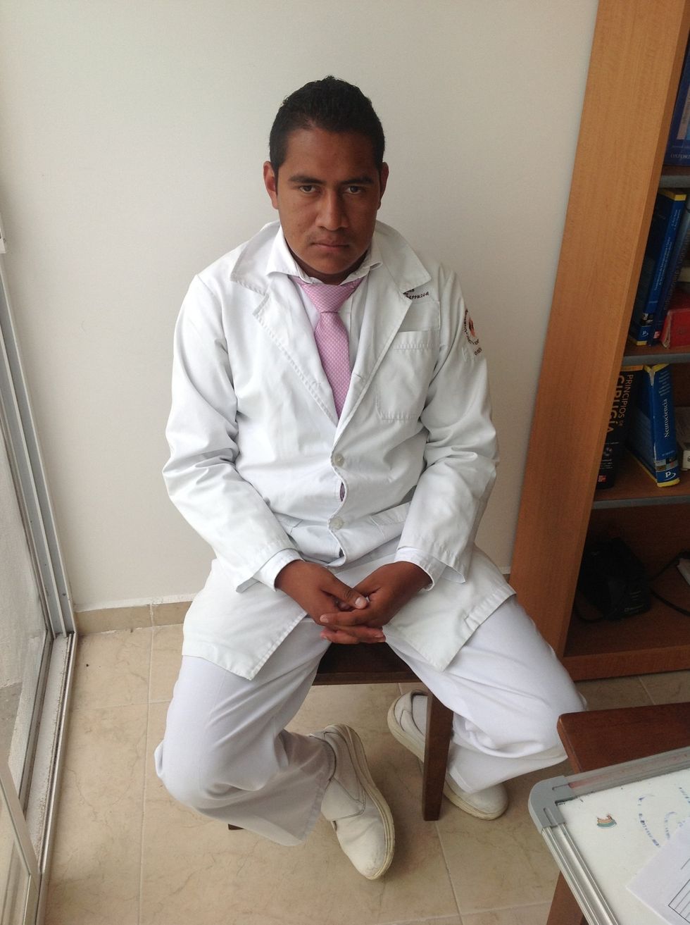 Postura y conducta motora Anote posici\u00f3n del paciente, postura corporal y capacidad de relajaci\u00f3n, observar la marcha detalladamente.