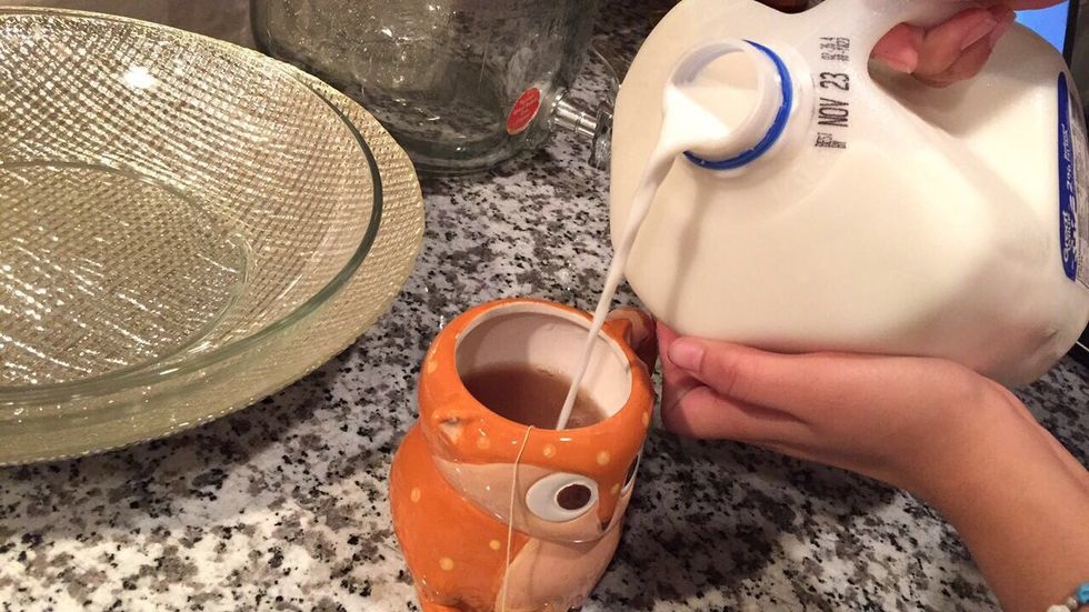 Pour 1/4 of tea in the mug