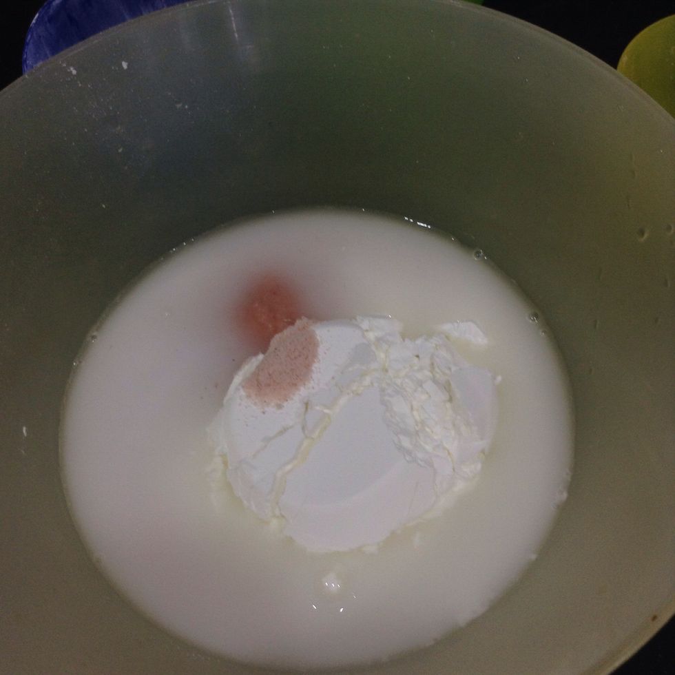 Pour 1 cup flour, 1/4 cup salt, and 1 cup water into a mixing bowl( yes I used pink salt)