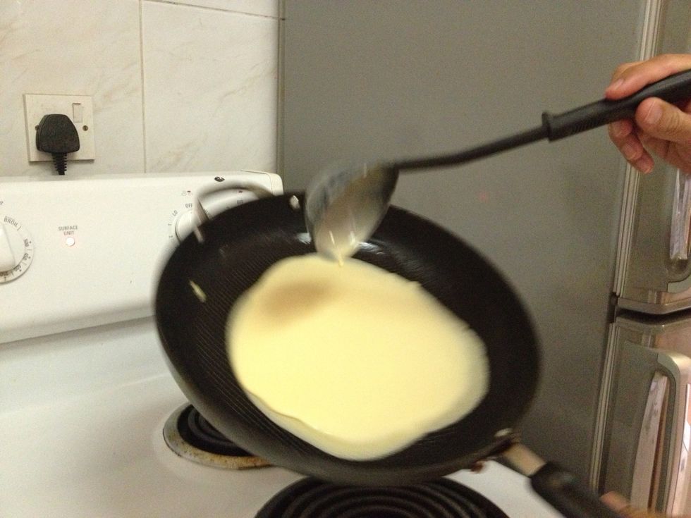 Pour 1 scoop on your pan doing a circular motion like in this picture.