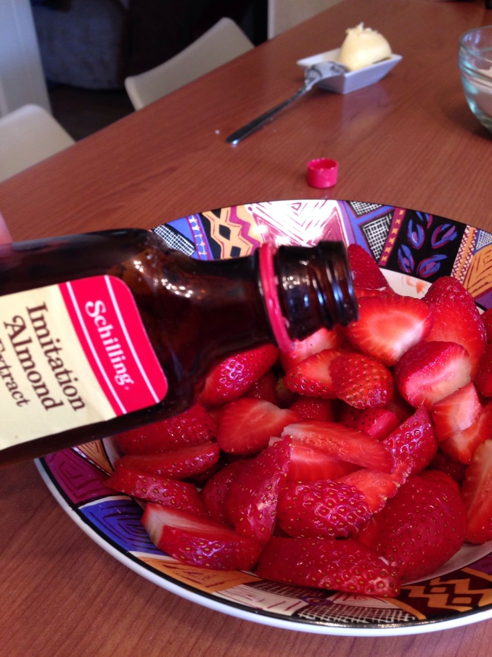 Pour 1 teaspoon almond extract onto 3 c fresh strawberries.