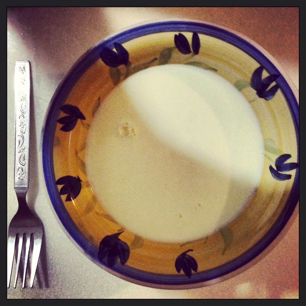 Pour 200ml of milk in the bowl.